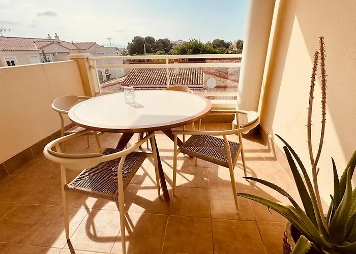 Casa En Playa Les Deveses, דירה