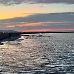 Casa En Playa Les Deveses, شقة
